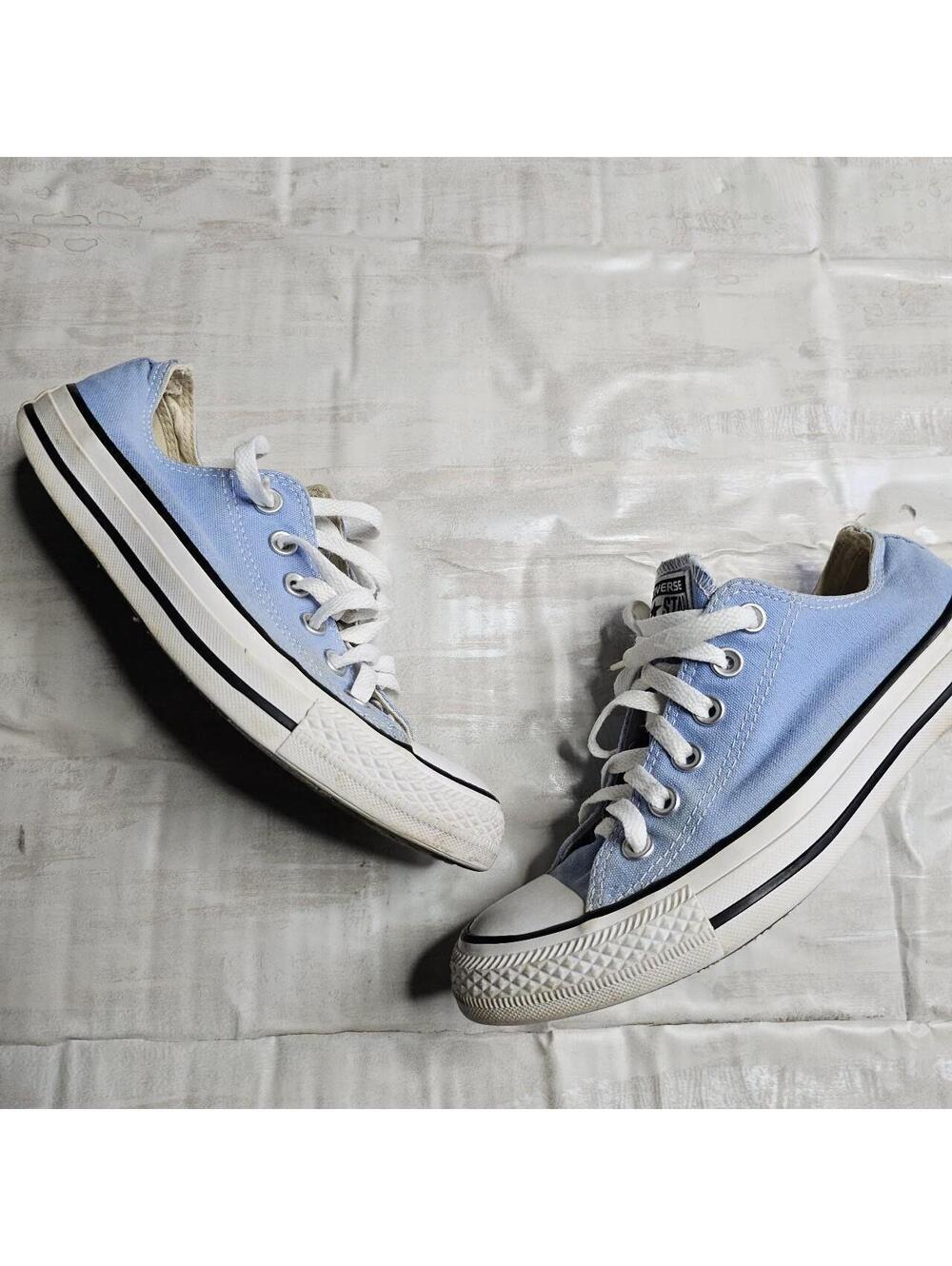size 7 in women's vintage  Blue Converse trainers